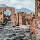 El Arco de Calígula: inicio obligado para el acceso a Pompeya, una urbe paralizada eternamente en un instante del año 79.