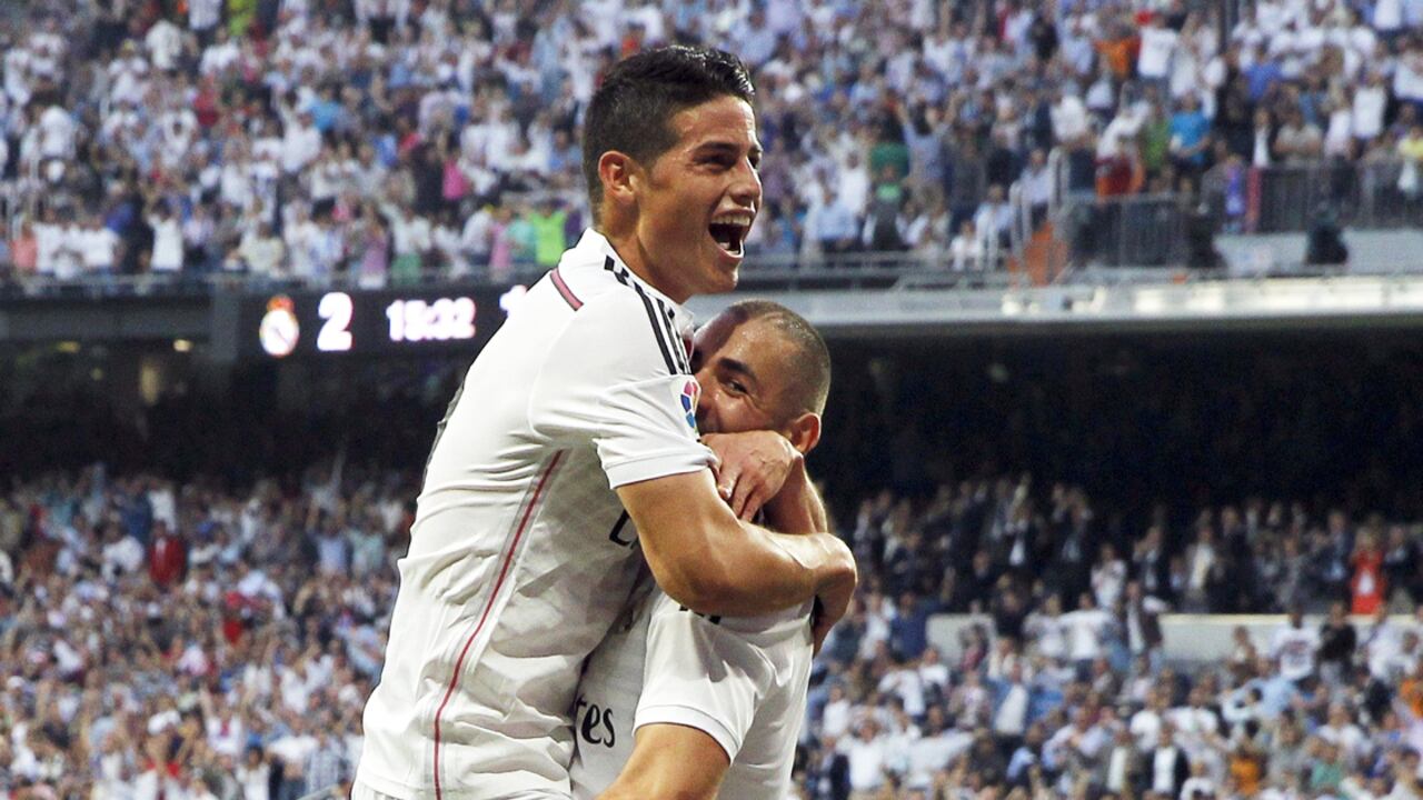 El delantero francés del Real Madrid Karim Benzema (d) celebra con su compañero, el centrocampista colombiano James Rodríguez