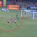 Momento del remate de Kevin Parra