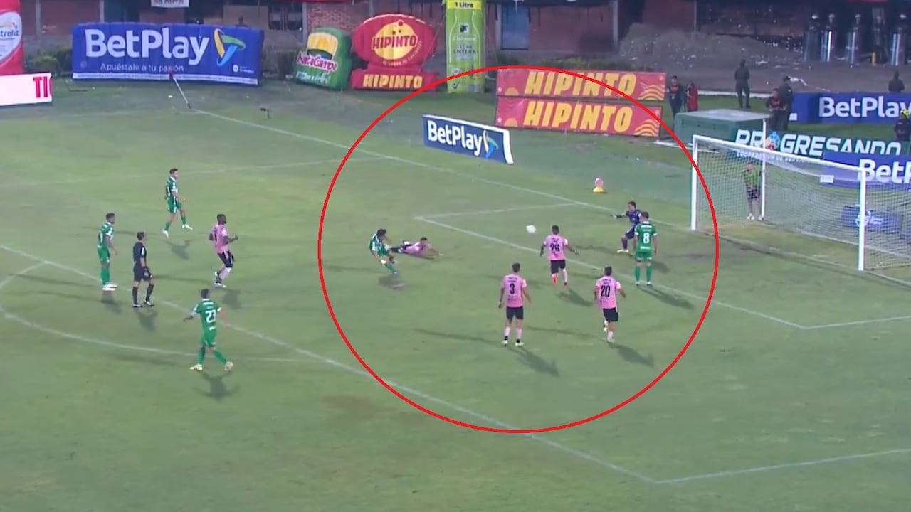 Momento del remate de Kevin Parra.