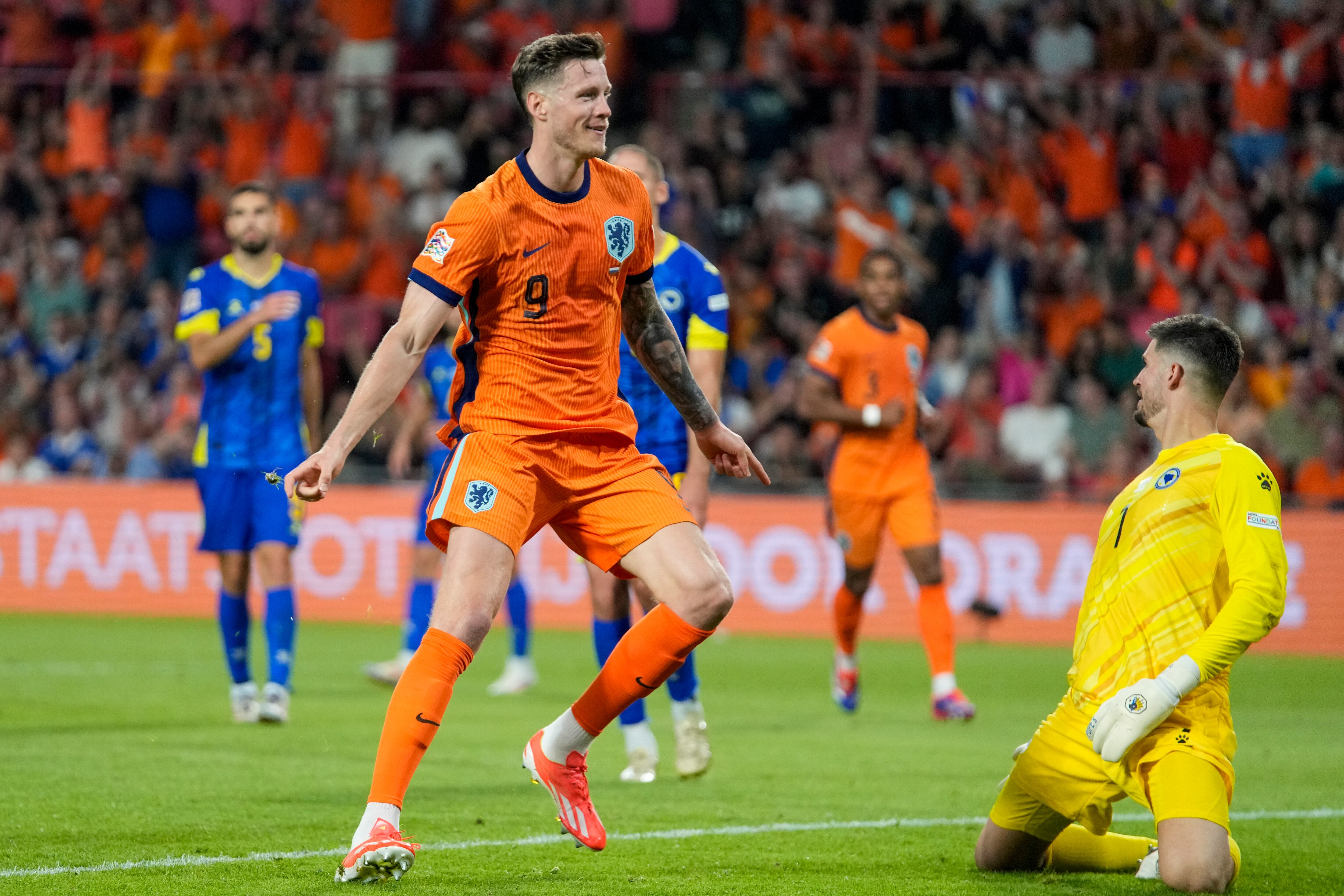 El holandés Wout Weghorst, en el centro, celebra tras anotar el cuarto gol de su equipo durante el partido de fútbol del Grupo C de la Liga de Naciones de la UEFA entre Holanda y Bosnia-Herzegovina en el Estadio Philips en Eindhoven, Holanda, el sábado 7 de septiembre de 2024. (Foto AP/Peter Dejong)