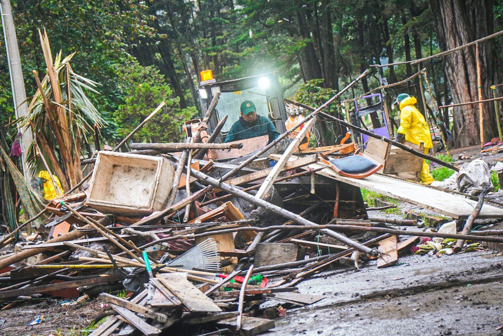 Escombros, cambuches derrumbados, basura, palos es el panorama que se observa en el Parque Nacional.