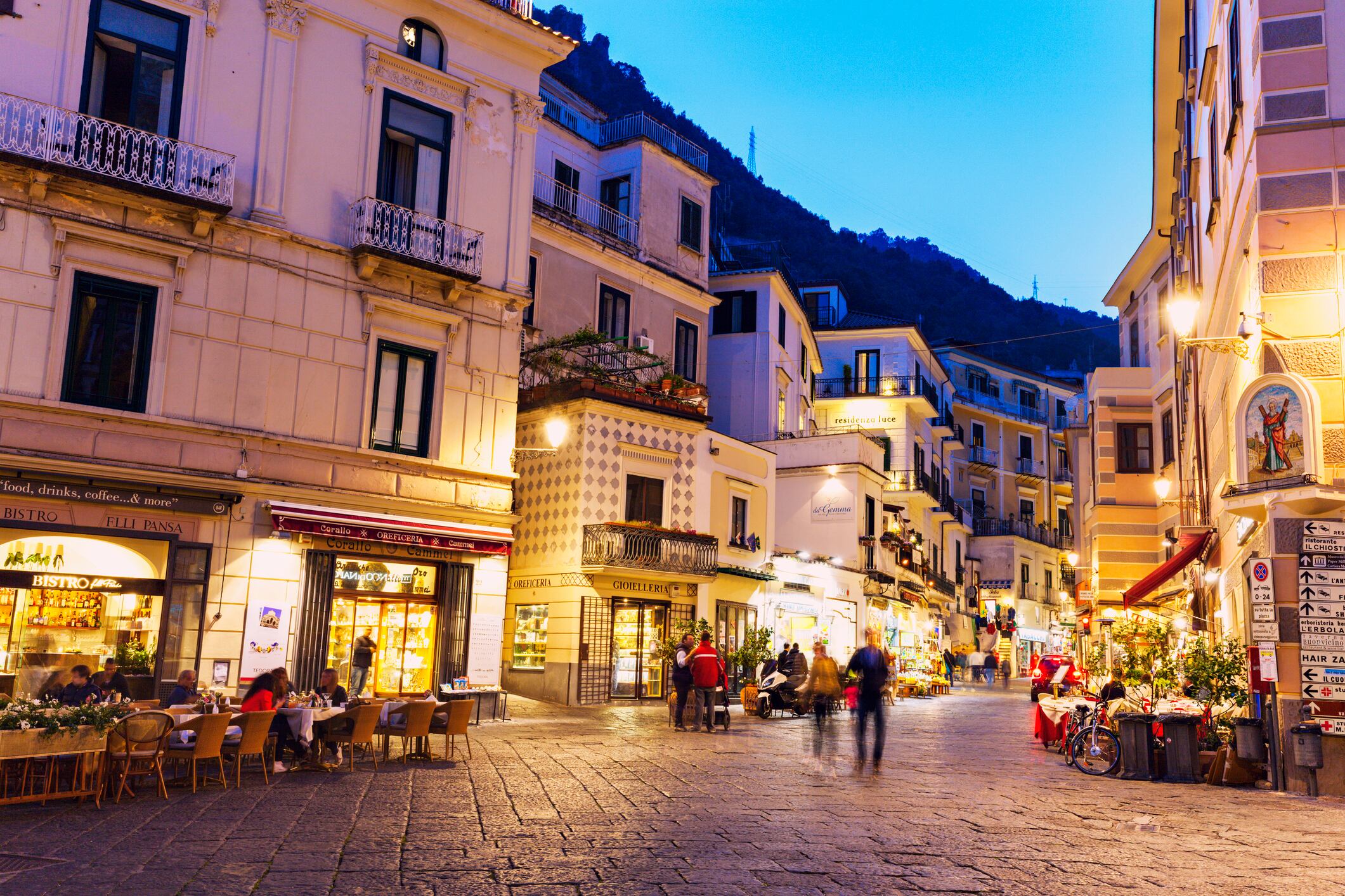 Zona de compras y restaurantes en el centro de Amalfi, en el sur de Italia