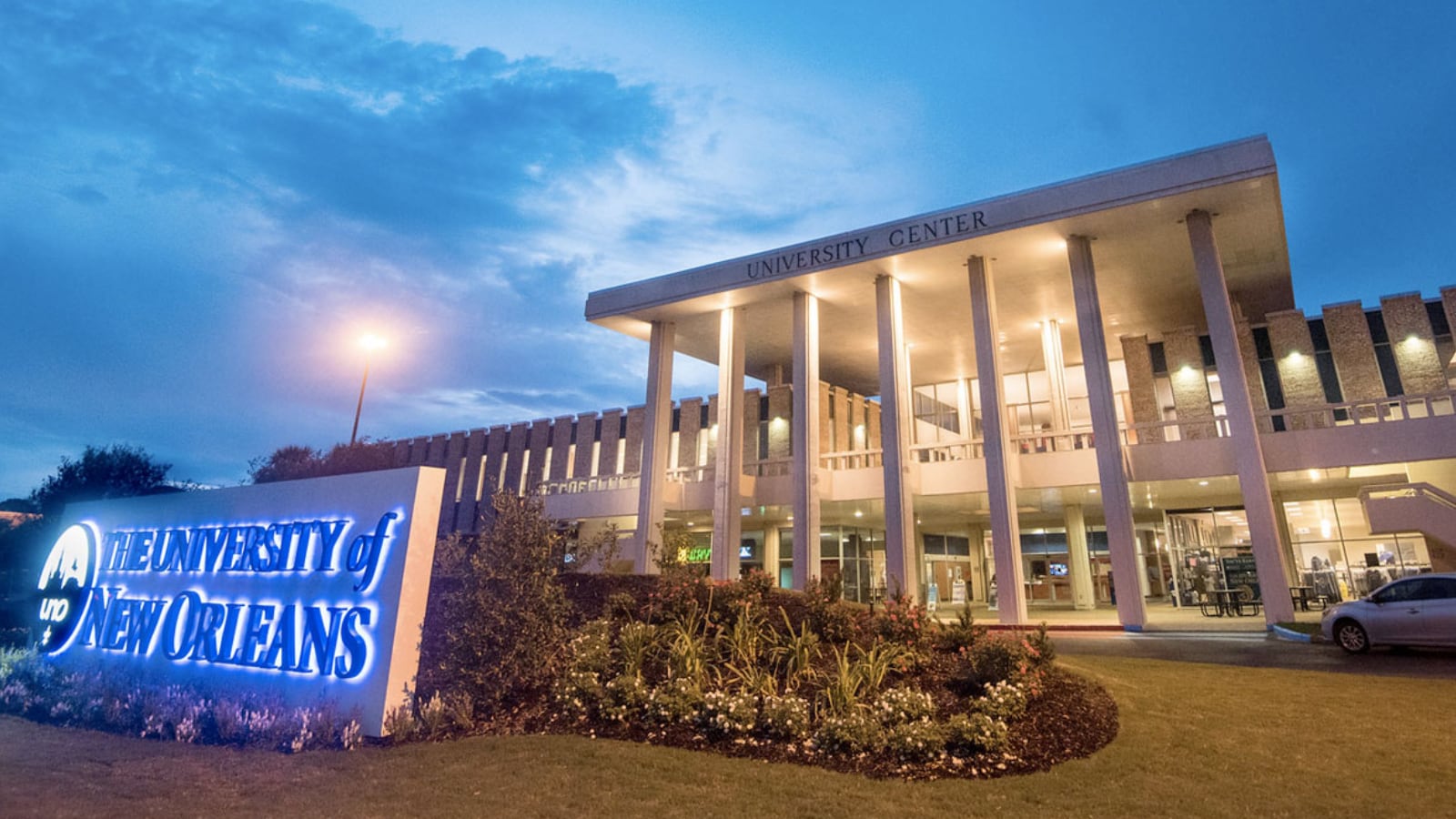 Estudiantes y personal evacuando el campus de la Universidad de Nueva Orleans tras la alerta de amenaza, mientras la policía y los equipos de seguridad coordinan la protección del área.