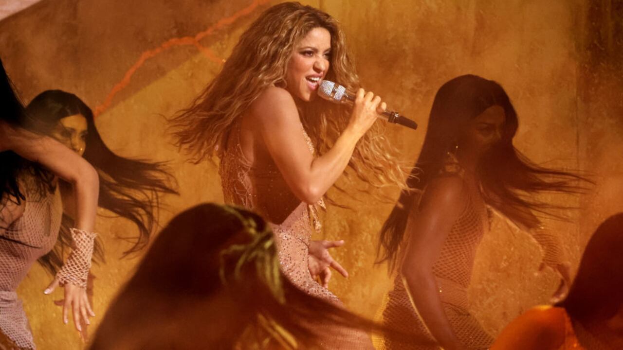 Crítico español arremetió contra Shakira por show de los VMAs 2023; la 'acabó' por tema de Piqué: “Intenta vender cuatro discos” - Semana