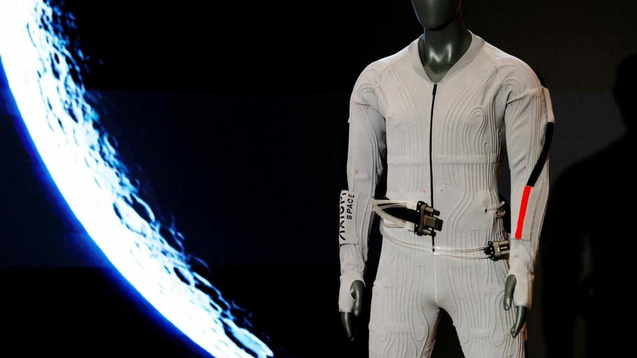 Prada y Axiom Space presentaron en Nueva York su prenda interior de enfriamiento y ventilación para astronautas de la NASA.