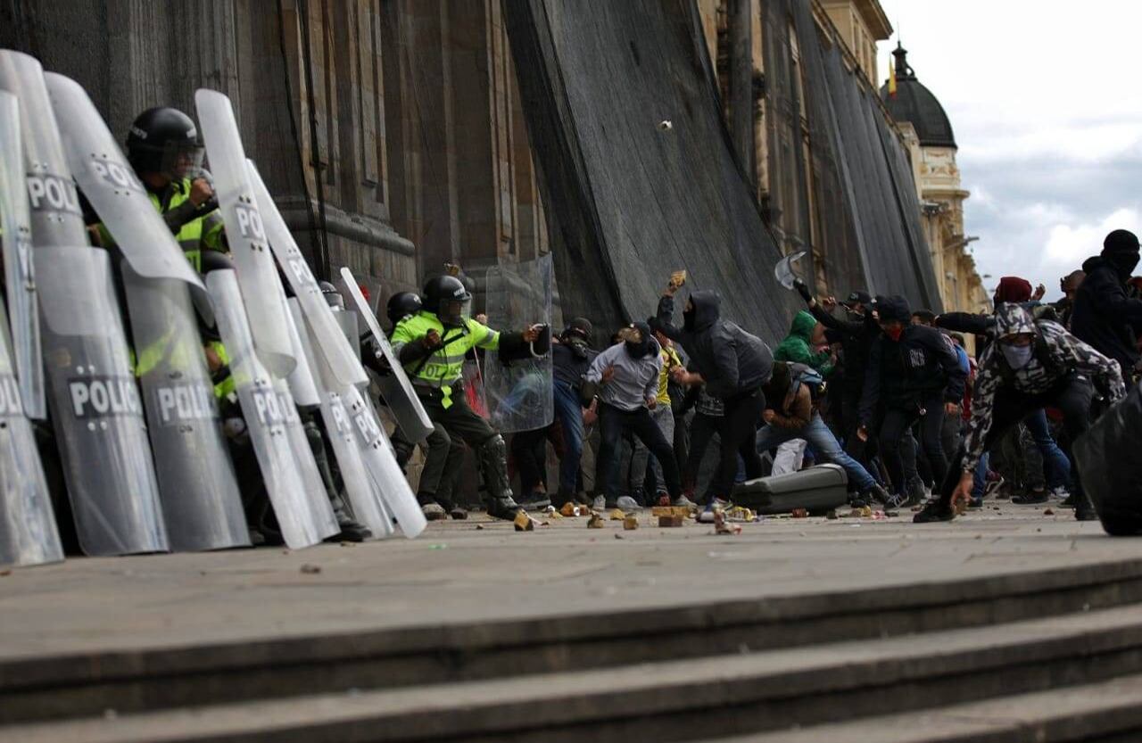 Las manifestaciones se tornaron violentas en la Plaza de Bolívar cuando un grupo atacó a la policía frente a la Catedral Primada que se encuentra en restauración. FOTO: Esteban Vega / Semana