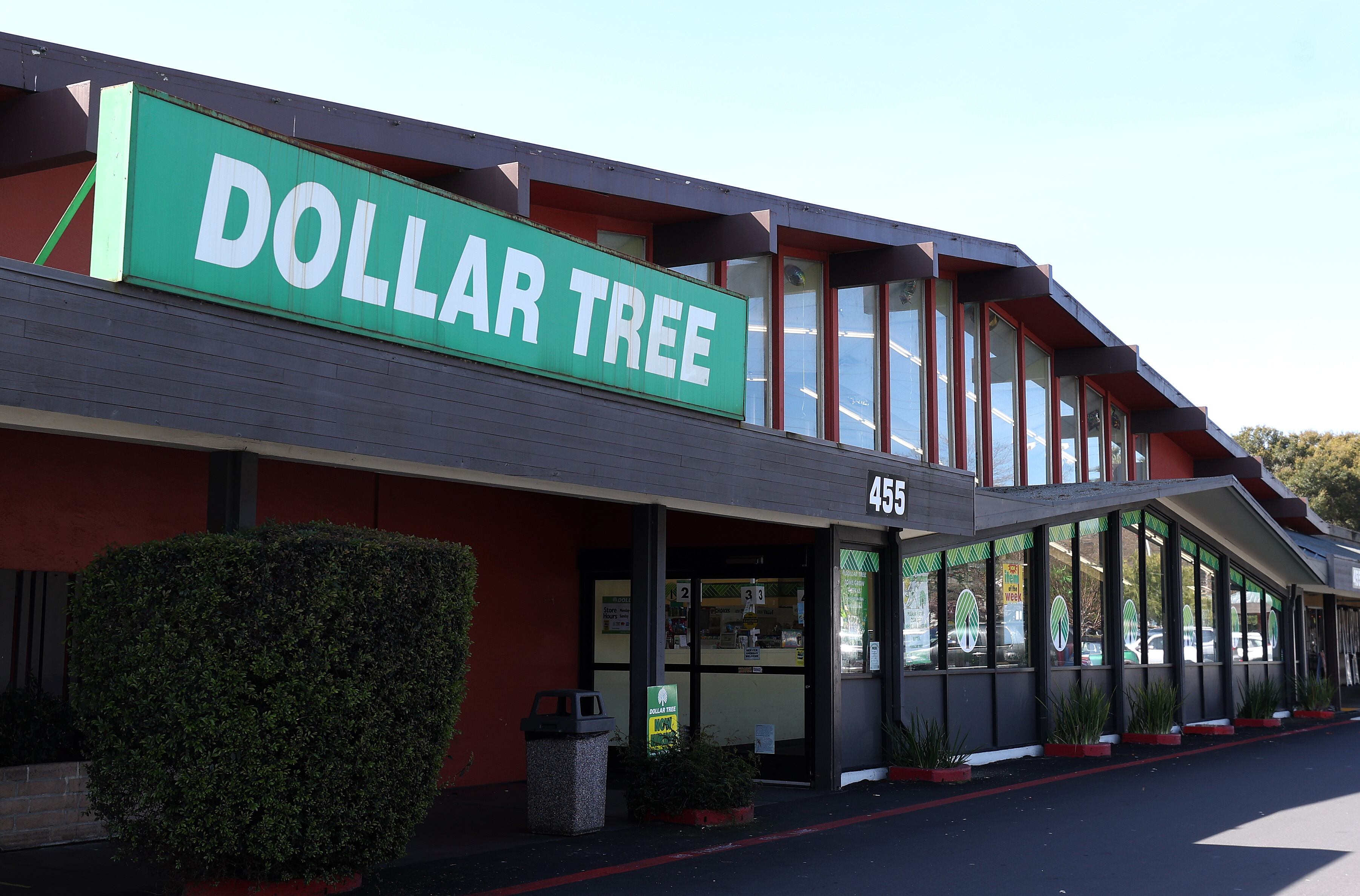 Se coloca un cartel frente a una tienda Dollar Tree el 13 de marzo de 2024 en Novato, California. Dollar Tree anunció planes para cerrar casi 1,000 de sus tiendas Family Dollar de bajo rendimiento en los EE. UU.