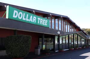 Se coloca un cartel frente a una tienda Dollar Tree el 13 de marzo de 2024 en Novato, California. Dollar Tree anunció planes para cerrar casi 1,000 de sus tiendas Family Dollar de bajo rendimiento en los EE. UU.