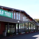 Se coloca un cartel frente a una tienda Dollar Tree el 13 de marzo de 2024 en Novato, California. Dollar Tree anunció planes para cerrar casi 1,000 de sus tiendas Family Dollar de bajo rendimiento en los EE. UU.