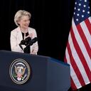 La presidenta de la Comisión Europea, Ursula von der Leyen, hace un gesto al presidente de los Estados Unidos, Joe Biden el 25 de marzo de 2022. (Photo by Brendan Smialowski / AFP)