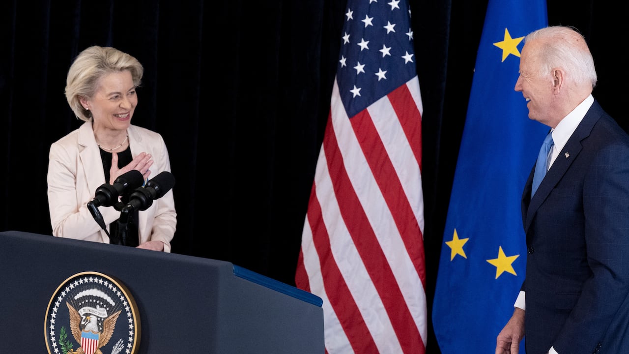 La presidenta de la Comisión Europea, Ursula von der Leyen, hace un gesto al presidente de los Estados Unidos, Joe Biden el 25 de marzo de 2022. (Photo by Brendan Smialowski / AFP)