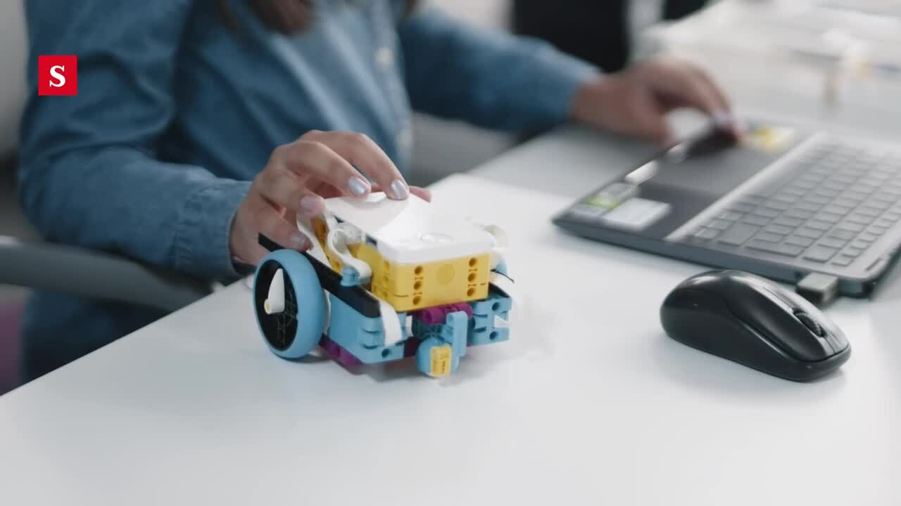 En este reto, una niña de colegio y un joven universitario ponen en práctica la premisa de que es posible aprender jugando, gracias a la herramienta LEGO Education