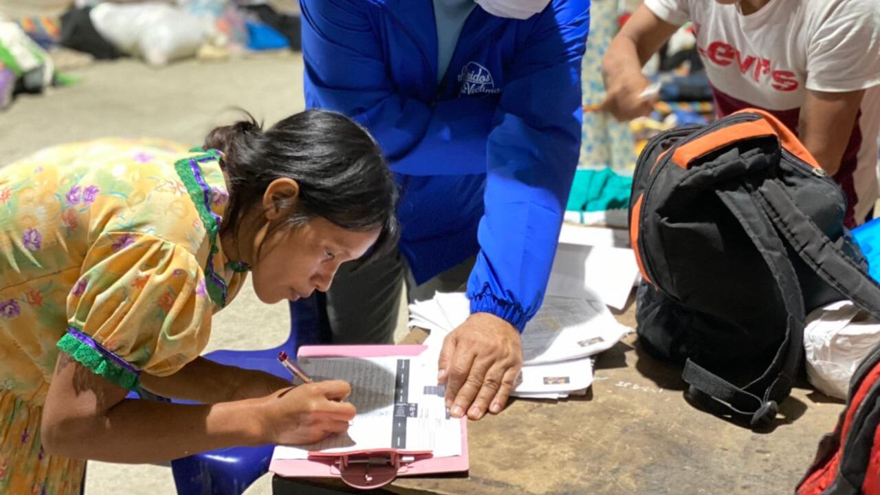 La Unidad para las Víctimas realizó la entrega de ayudas humanitarias para estas familias, consistentes en kits de aseo y hábitat, con los cuales buscan mejorar las condiciones de alojamiento de los indígenas ubicados en el polideportivo.