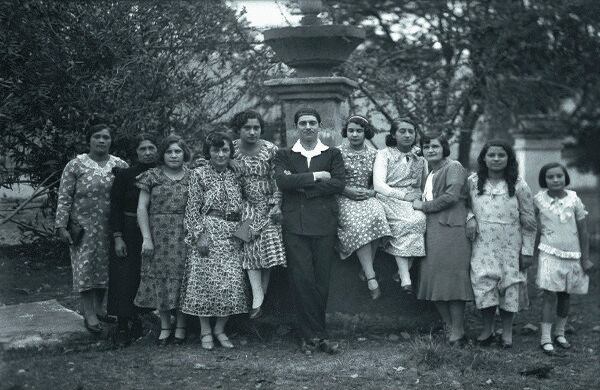 Sady González Moreno en medio de un grupo de mujeres. Años treinta. Archivo fotográfico de Sady González, Biblioteca Luis Ángel Arango