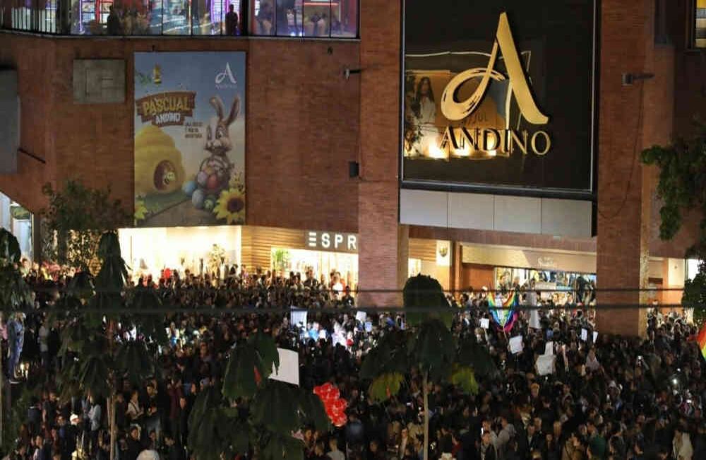 El centro Comercial Andino se convirtió este miércoles en un río de gente durante la besatón. 