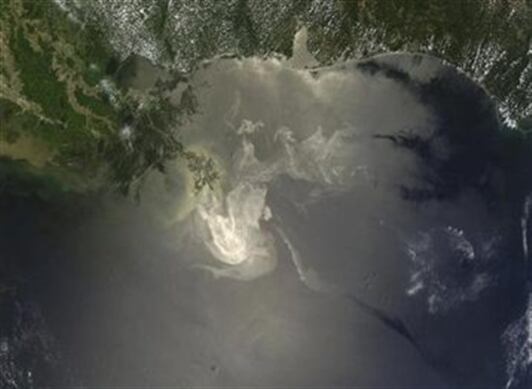 Imagen del satélite Modis de la NASA, la cual muestra la extensión del derrame de crudo en el Golfo de México liberado desde el pozo en que estaba la plataforma Deepwater Horizon. El petróleo puede ser visto como un brillo en la superficie del agua.