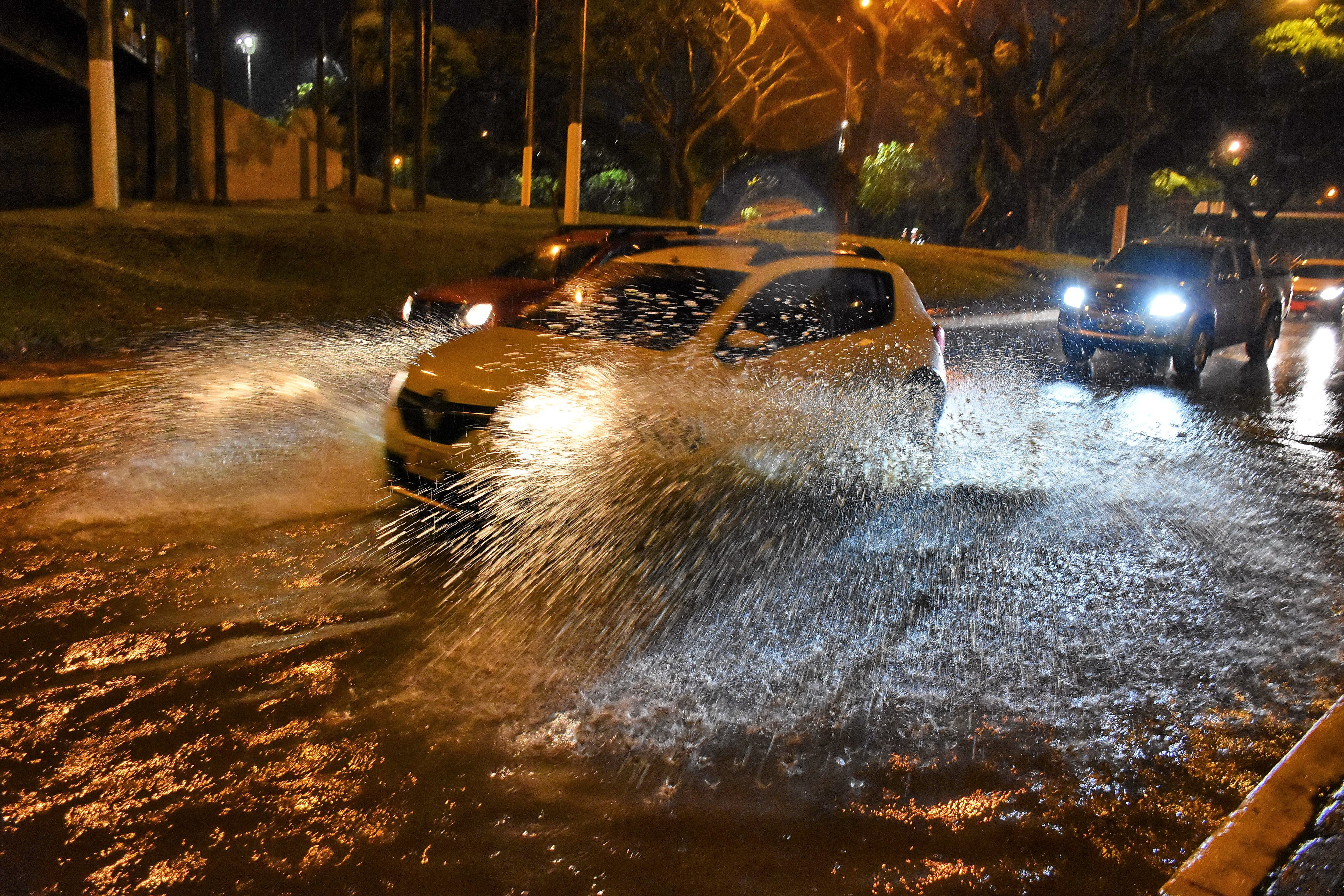 Un fuerte aguacero sacudió esta tarde varios sectores  de Cali, El sur de la ciudad, fue uno de los sitios más afectados por las fuertes lluvias.