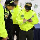 Momento de la captura de un patrullero de la Policía, quien se habría robado 15 millones de pesos en medio de un operativo contra la delincuencia.