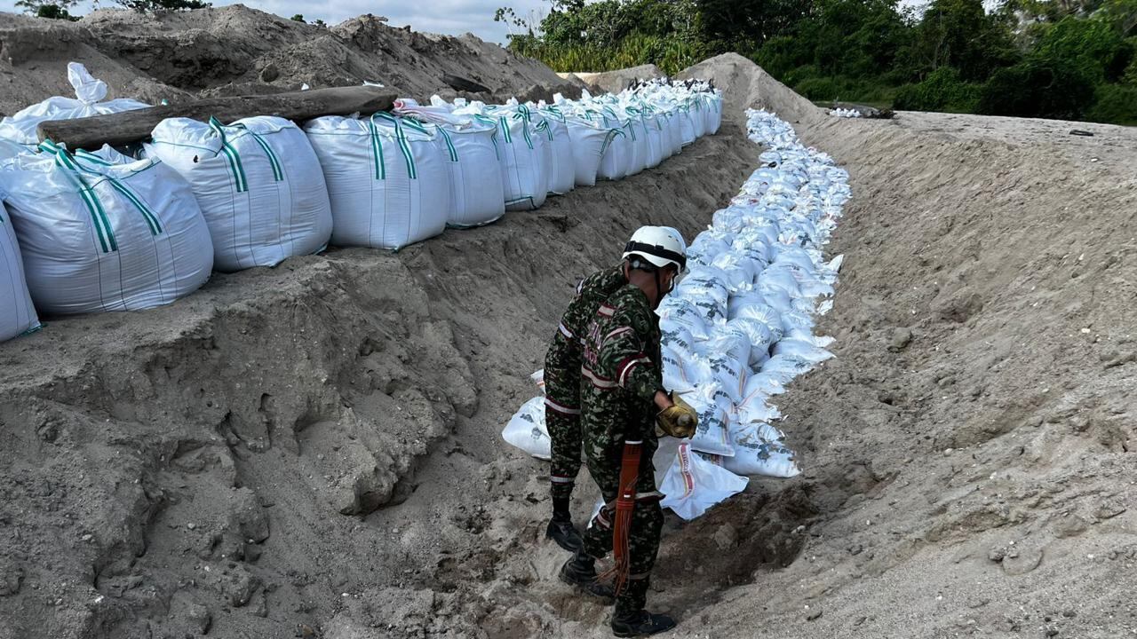 Soldados en las labores de mitigación en Santander.