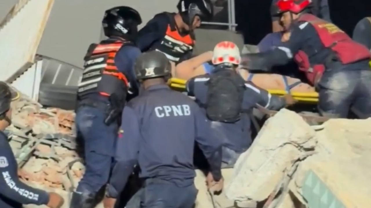 Continúan los rescates tras edificios colapsados tras terremoto de magnitud 7,1 en Venezuela.