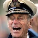 ARCHIVO - En esta fotografía de archivo del 9 de noviembre de 2006, el príncipe Felipe de Gran Bretaña comparte una broma con un veterano de guerra, luego de una ceremonia para la Apertura del Campo del Recuerdo, en los terrenos de la Abadía de Westminster, en el centro de Londres. El Palacio de Buckingham dice que el príncipe Felipe, esposo de la reina Isabel II, murió a los 99 años (Foto AP / Lefteris Pitarakis, archivo).