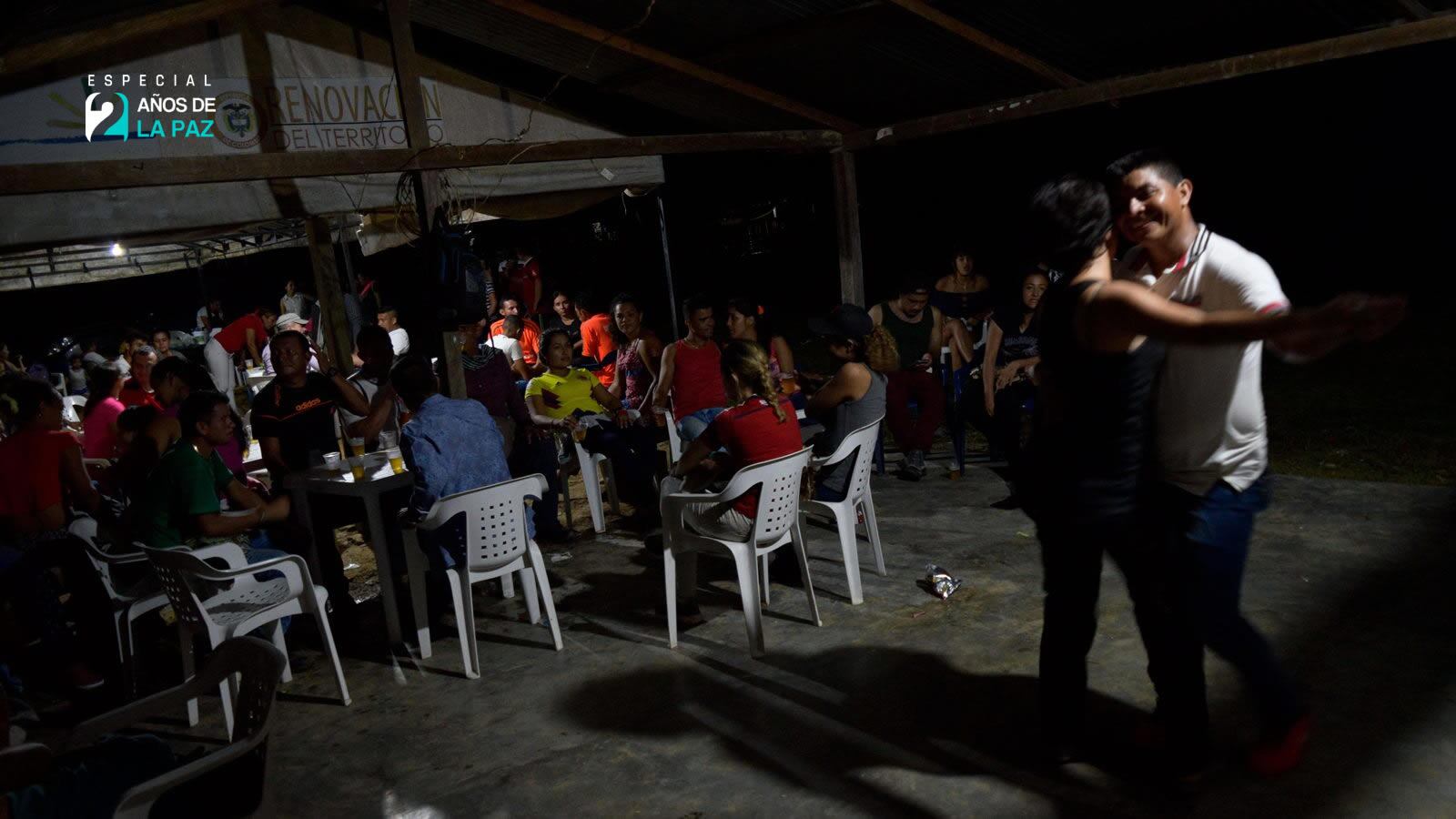 Exguerrilleros del ETCR Caño Indio disfrutan de un basar en la vereda El Taladro, del municipio de Tibú, el día que se cumplen los dos años de la firma del Acuerdo de Paz.