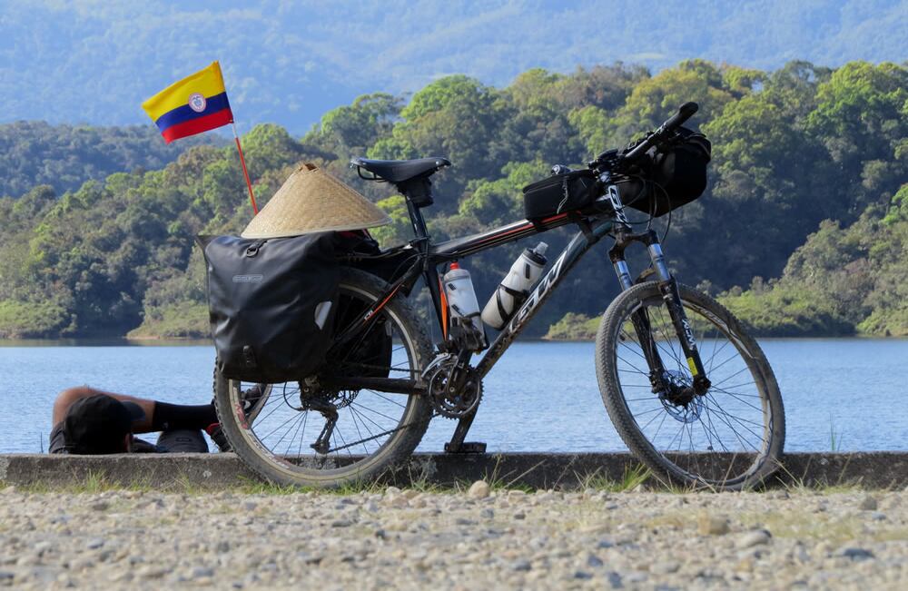 Represa de Miraflores, Antioquia. Las retadoras alturas de las montañas colombianas se han convertido en un atractivo turístico para los aficionados que deciden conocer el país en bicicleta. En Colombia se ofertan tours con distintas experiencias; los más cómodos requieren un presupuesto que oscila entre 700.000 y 900.000 pesos diarios, y los más austeros tienen un costo promedio de 100.000 pesos diarios. Foto: Cortesía Pedalendo Alma