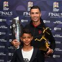 El delantero portugués con el mayor de sus hijos, Cristiano Junior.