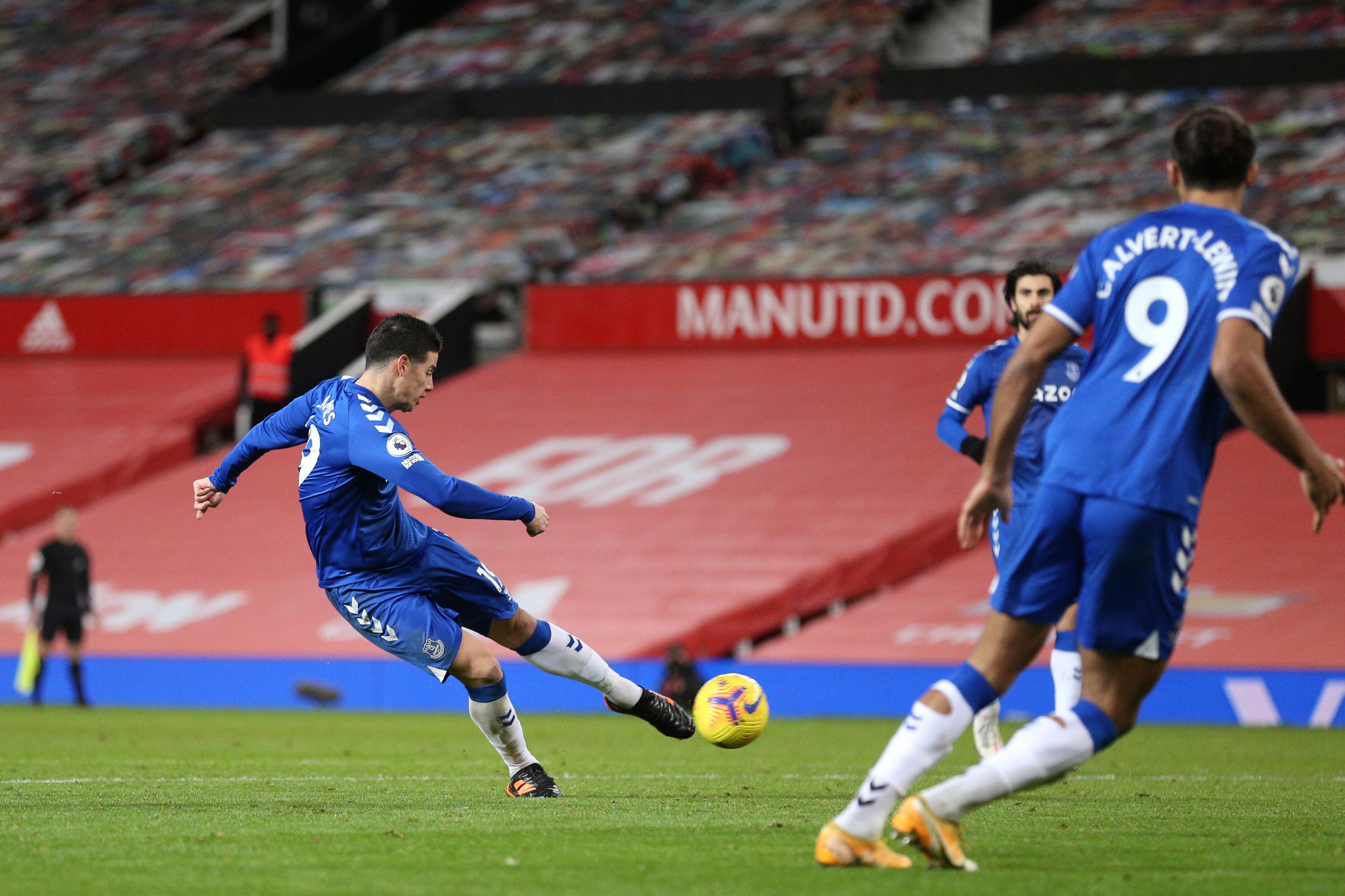 James Rodríguez del Everton celebra después de anotar el segundo gol de su equipo durante un partido de fútbol de la Premier League inglesa entre Manchester United y Everton en el estadio Old Trafford en Manchester, Inglaterra, el sábado de febrero. 6 de febrero de 2021 (Alex Pantling / Pool vía AP)