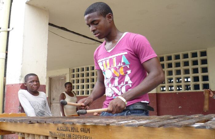 Alejandro trabaja para que su cultura y tradiciones musicales sigan vivas.