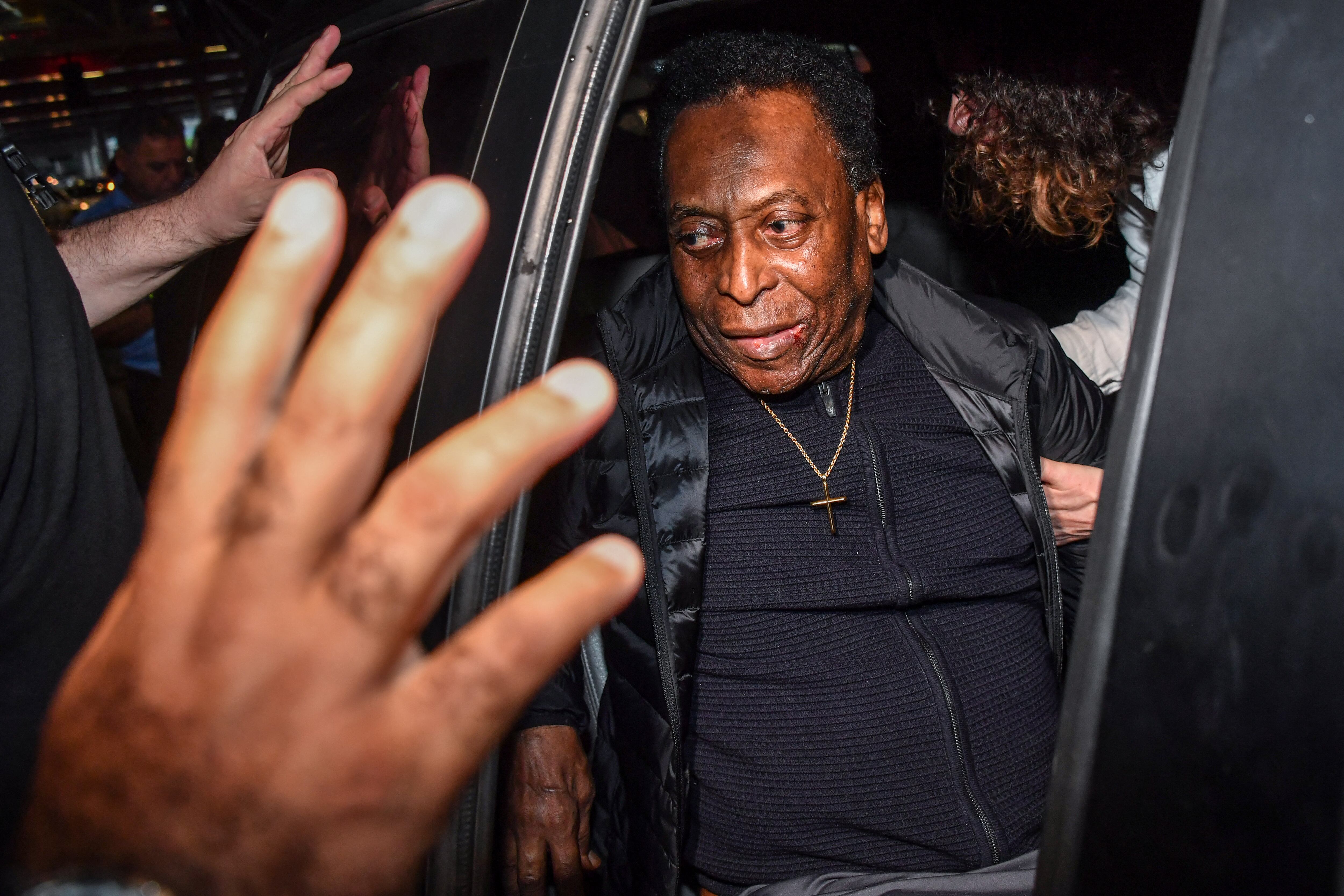 La leyenda del fútbol brasileño Pelé ha sido hospitalizada para recibir tratamiento por un tumor de colon previamente identificado, dijeron sus médicos el 8 de noviembre de 2021, el último problema de salud del ícono de 81 años. (Foto de NELSON ALMEIDA / AFP)