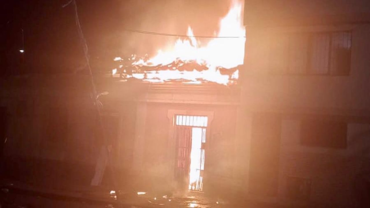 Dos muertos tras incendio en antigua casa en el centro de Cali.