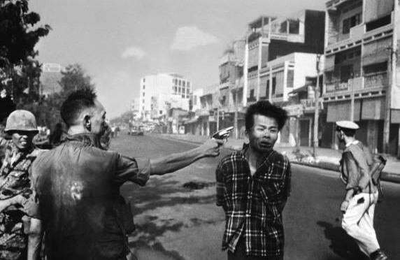 La foto de "La ejecución de Saigon" trascendió fronteras. Tomada el 1 de febrero de 1968, retrata el instante en el que un general survietnamita se dispone a disparar a un prisionero miembro del Viet Cóng o Frente de Liberación Vietnamita, en una calle de Saigón, en el sur de Vietnam. Cambió el curso de la guerra al convertirse en el símbolo del movimiento antibelicista en los Estados Unidos y en el mundo.  Foto: AP/Eddie Adams