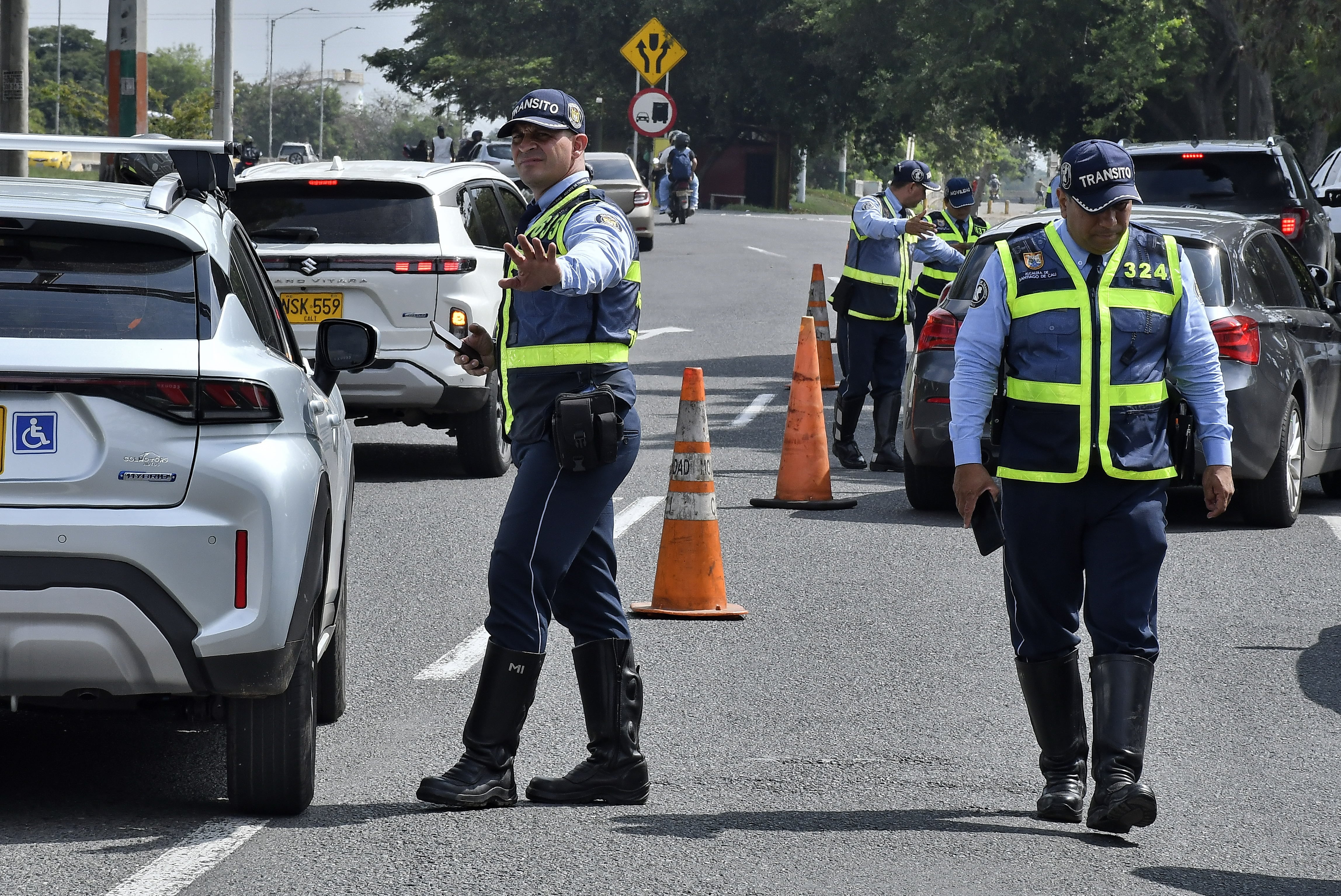 Las principales vías de ingreso y salida de Cali se encuentran totalmente monitoreadas por los agentes de tránsito de la ciudad, que establecieron puestos de control e hicieron un llamado a la precaución a la hora de conducir. La falta de documentación, el exceso de velocidad y el no uso del cinturón de seguridad son las principales causas de multas y llamados de atención. Fotos Raúl Palacios / El País.