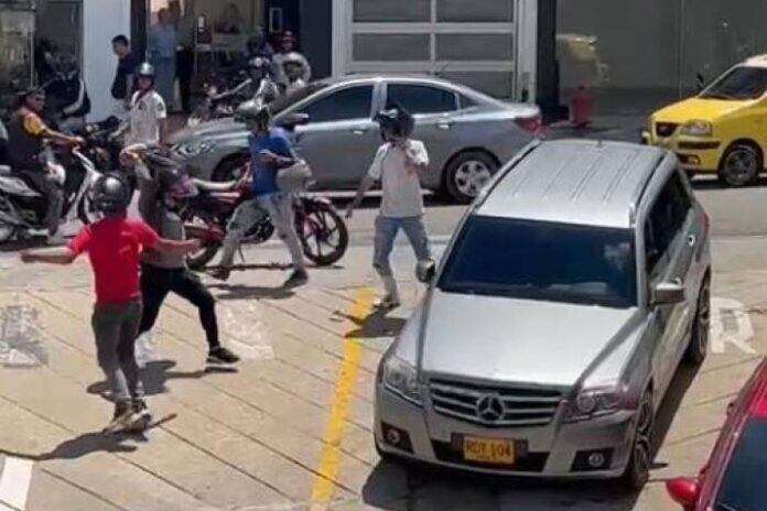 Varios vehículos fueron atacados por los manifestantes.