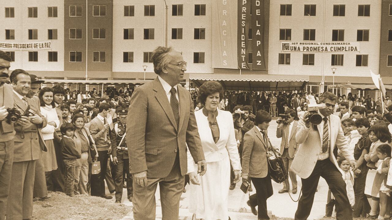 añosEn los primeros meses de la Presidencia de Belisario Betancur estalló una severa crisis más de malos manejos y de autopréstamos que de solvencia.