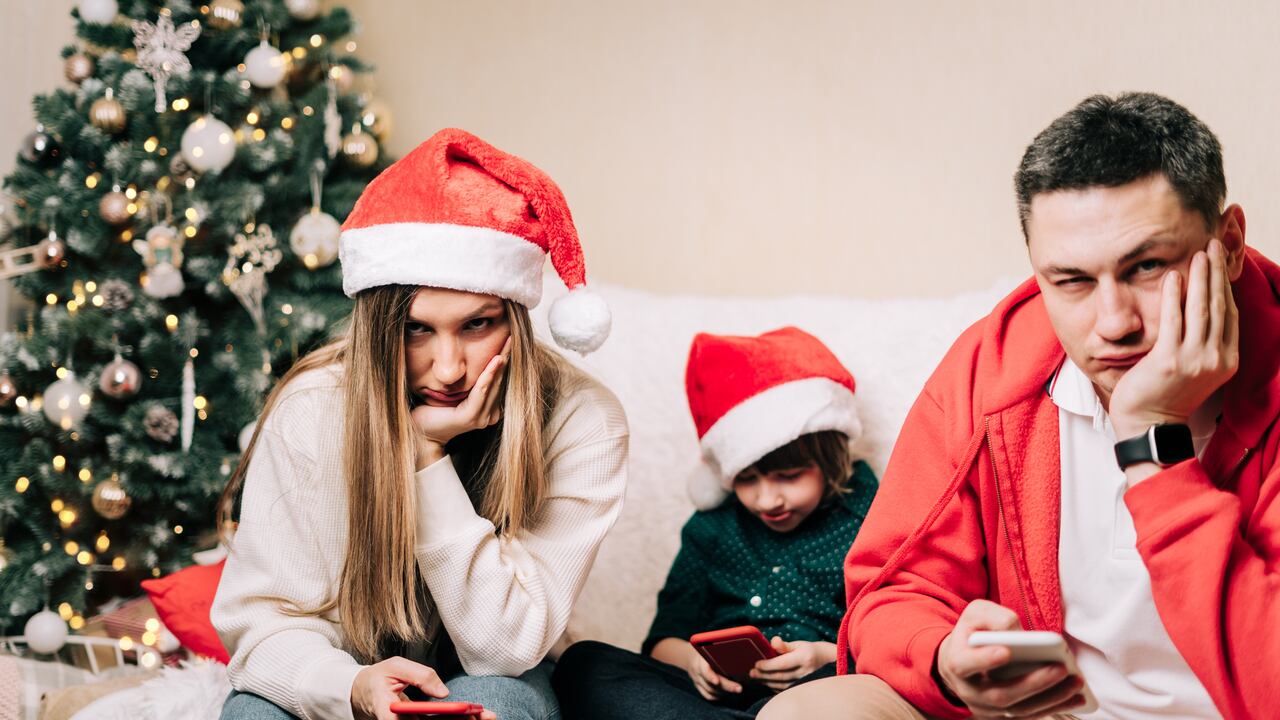 Las tensiones familiares crecen en Navidad debido al estrés y la falta de descanso, señala Harvard.