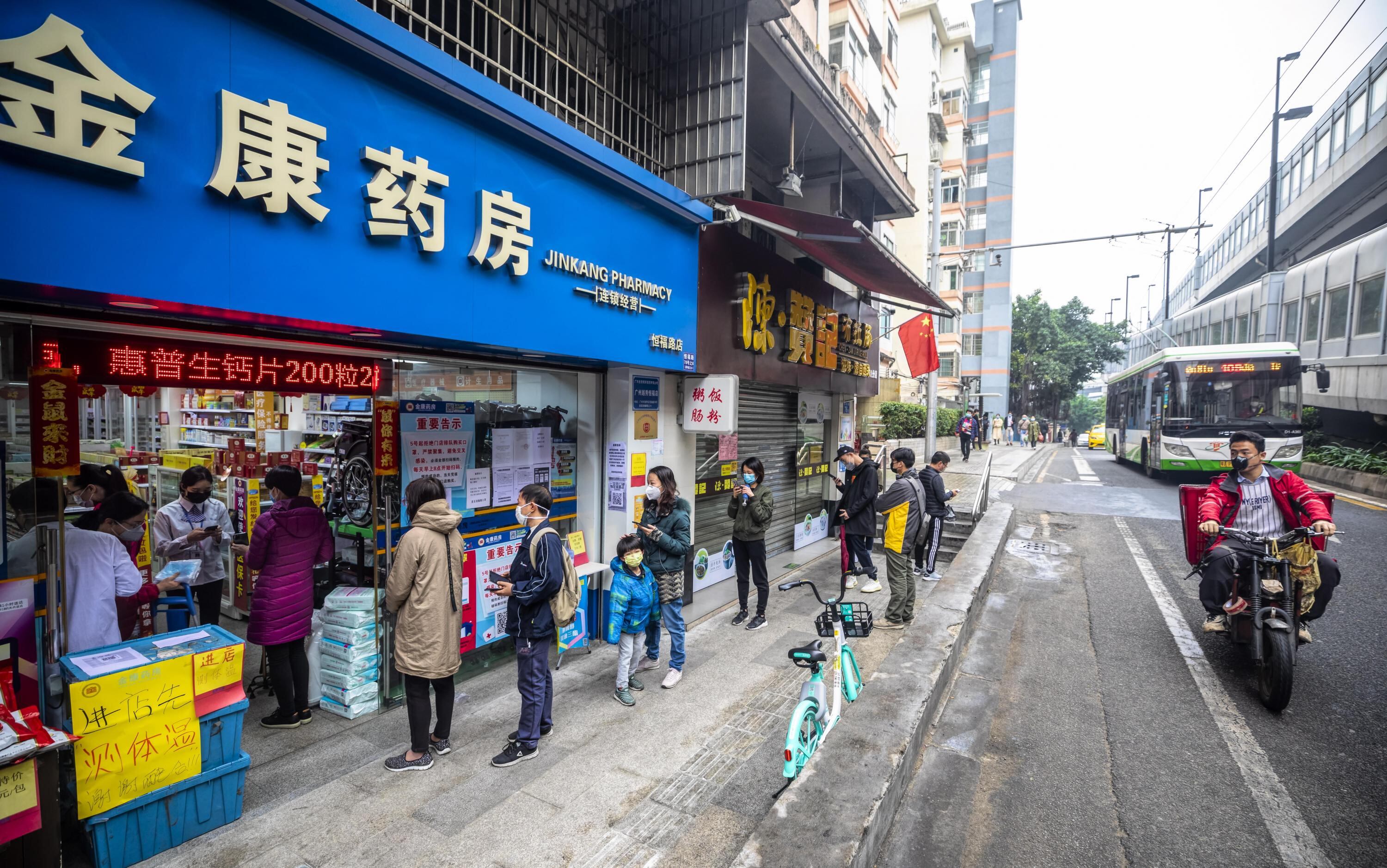 China culpa de los picos respiratorios a la llegada de la temporada fría y al final de las restricciones por el Covid-19