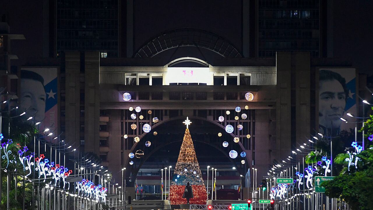 Un árbol de Navidad se encuentra en el edificio de la Corte Suprema (TSJ) de la Avenida Bolívar en Caracas, Venezuela. Foto: AP / Matias Delacroix.