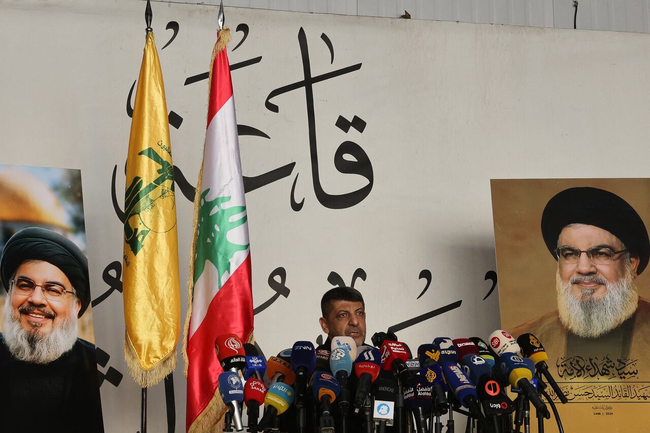 El portavoz de Hezbolá, Mohammad Afif, habla junto a los retratos del asesinado líder de Hezbolá, Hassan Nasrallah, durante una conferencia de prensa en el sur de Beirut, el 11 de noviembre de 2024, en medio de la guerra en curso entre Israel y Hezbolá. Hezbollah dijo el 11 de noviembre que el ejército israelí ha sido incapaz de ocupar ni siquiera una sola aldea en el Líbano desde que lanzó operaciones terrestres transfronterizas hace seis semanas. (Foto de Anwar AMRO / AFP)