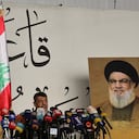 El portavoz de Hezbolá, Mohammad Afif, habla junto a los retratos del asesinado líder de Hezbolá, Hassan Nasrallah, durante una conferencia de prensa en el sur de Beirut, el 11 de noviembre de 2024, en medio de la guerra en curso entre Israel y Hezbolá. Hezbollah dijo el 11 de noviembre que el ejército israelí ha sido incapaz de ocupar ni siquiera una sola aldea en el Líbano desde que lanzó operaciones terrestres transfronterizas hace seis semanas. (Foto de Anwar AMRO / AFP)