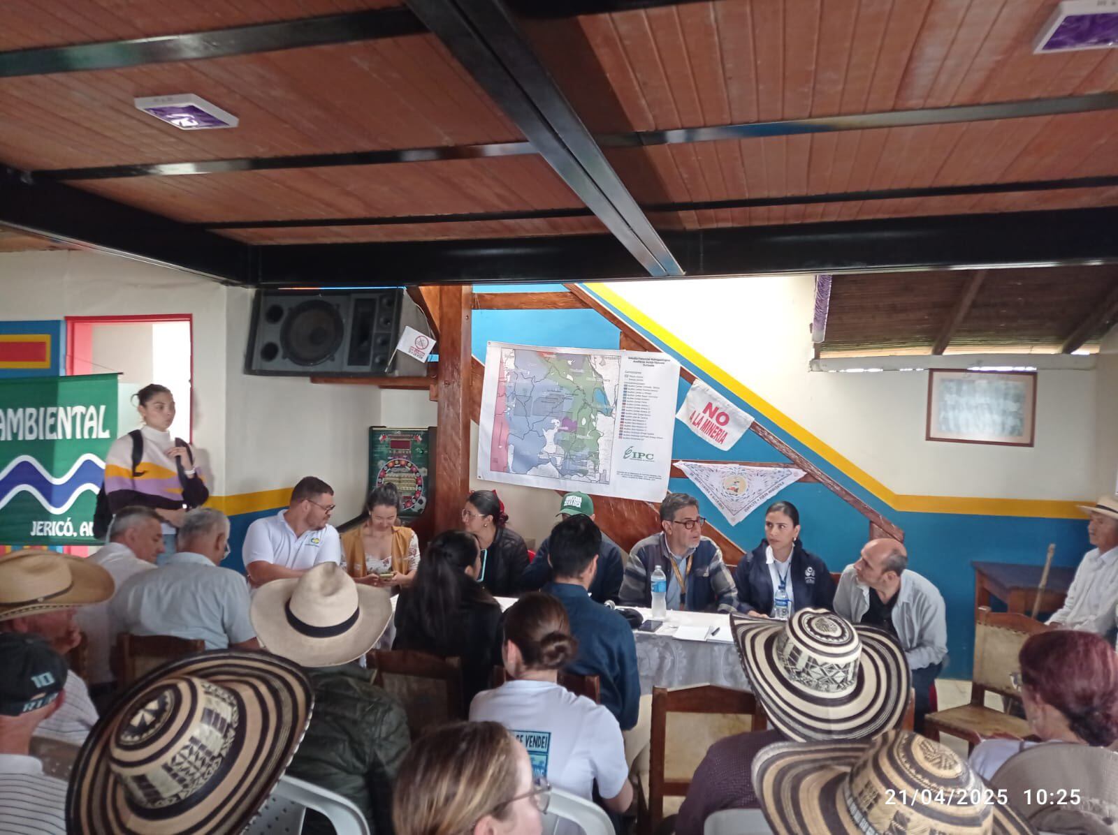 Campesinos se reunieron con delegados del gobierno nacional en busca de una salida a la problemática en Jericó, Antioquia.