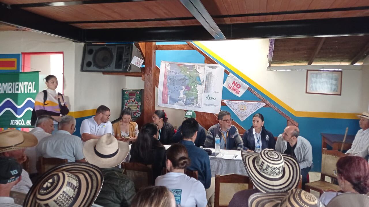 Campesinos se reunieron con delegados del gobierno nacional en busca de una salida a la problemática en Jericó, Antioquia.