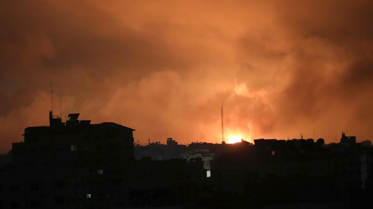 Hamás, el movimiento islamista que controla la Franja de Gaza, ha aclarado que desde el estallido de la guerra, al menos 7.300 personas han muerto en el territorio palestino, incluyendo 3.000 niños. (AP Photo/Abed Khaled).
