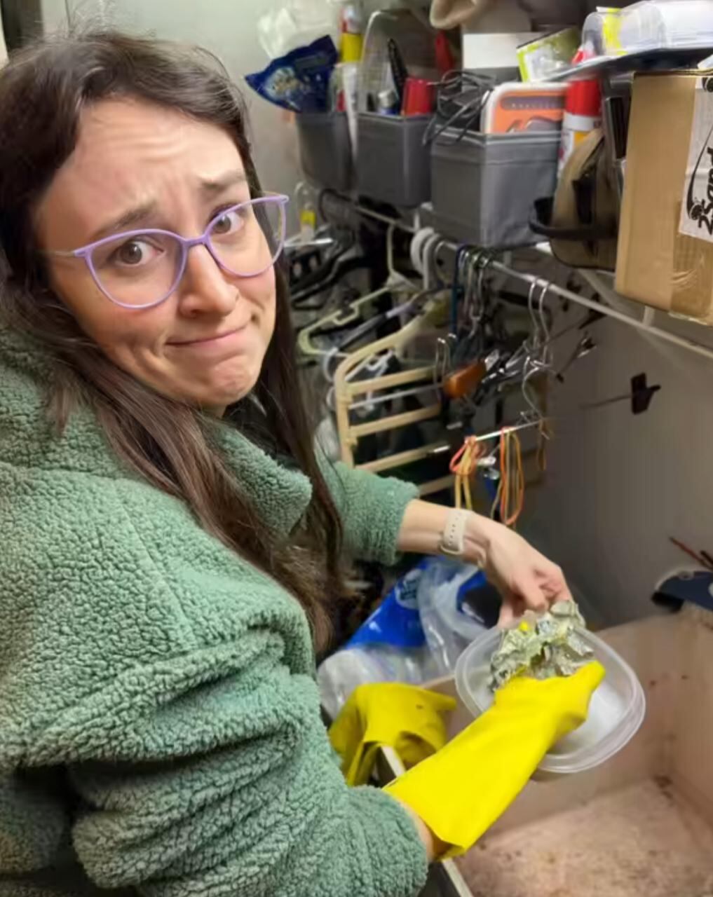 La dueña de la mascota tomó pieza por pieza para tratar de unirlas