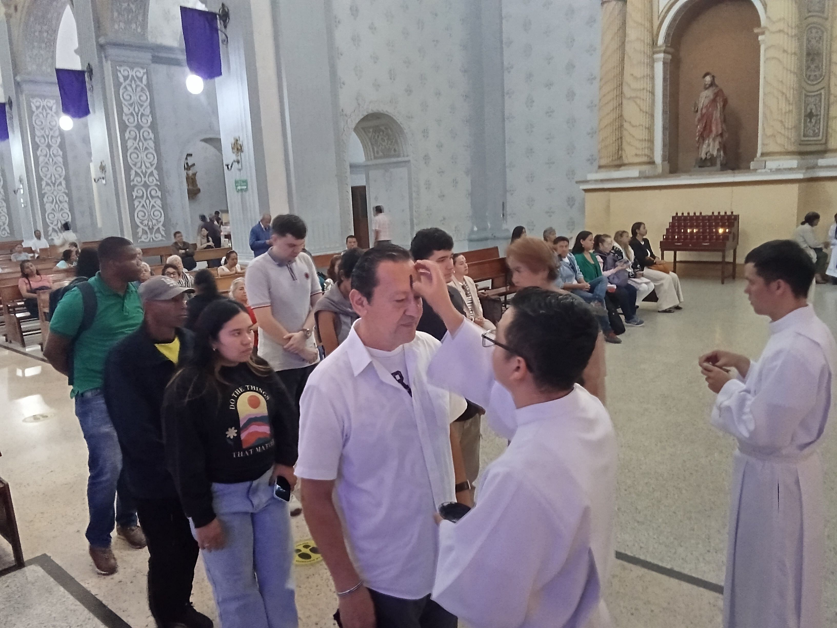 En la Catedral Basílica Metropolitana de Nuestra Señora de la Asunción se adelantó la imposición de la ceniza a miles de feligreses de la capital del Cauca.