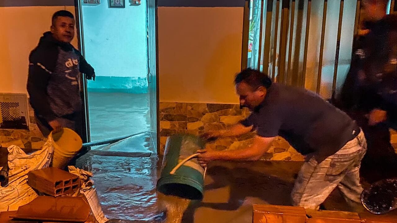 Con baldes tuvieron que sacar el agua de las casas en Toro, Valle del Cauca, tras las lluvias.