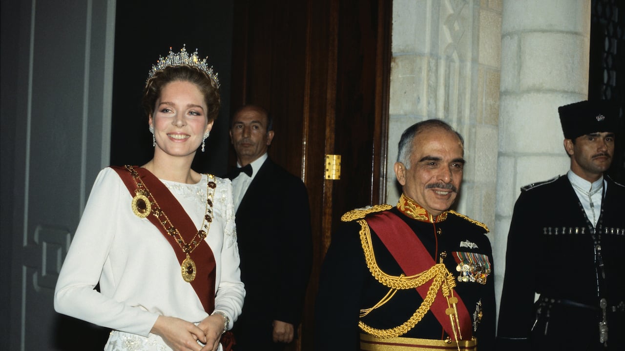 La reina Noor y el rey Hussein of Jordan, en un banquete de Estado por la visita de la Reina Isabel II, en 1984.