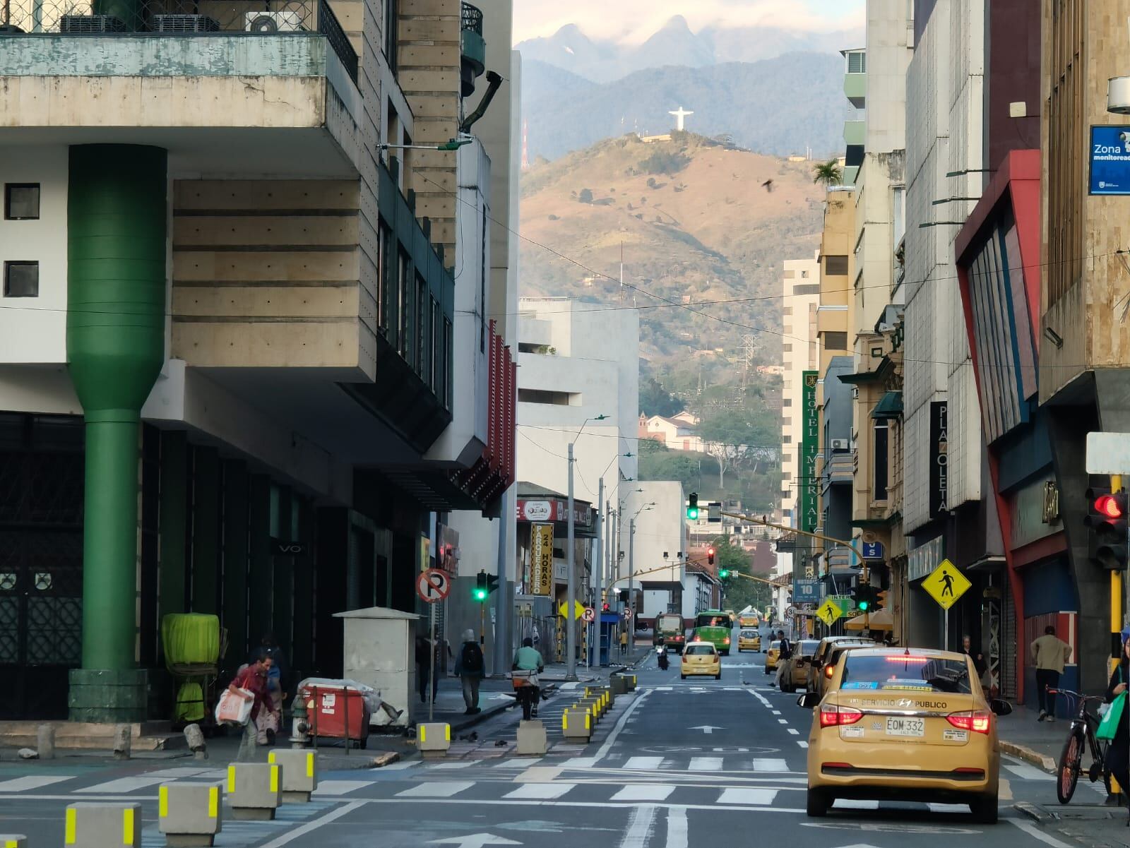 En el centro de Cali, solo se observan vehículos de transporte público tras el inicio de la jornada.